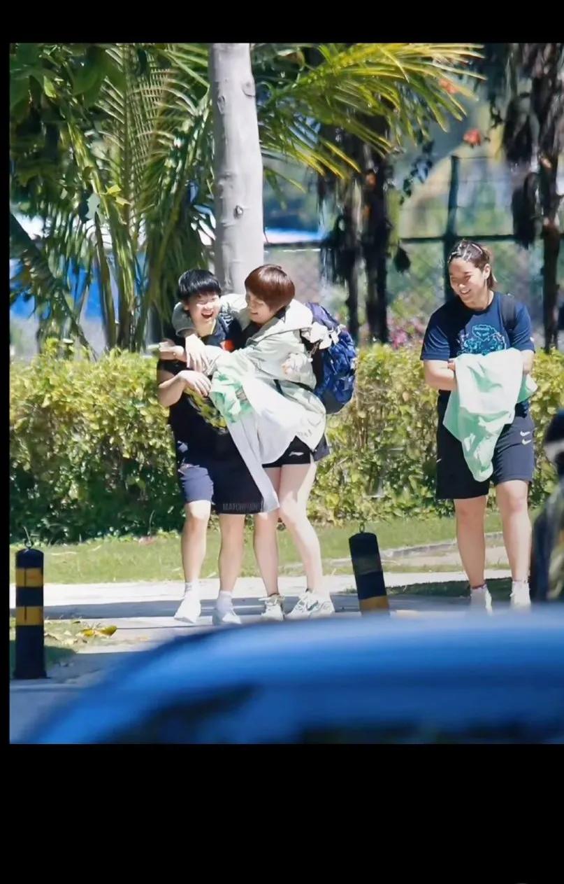 雅可：说！你是爱阳阳还是爱我？莎：都爱都爱！😆好朋友是让人放松的存在[比