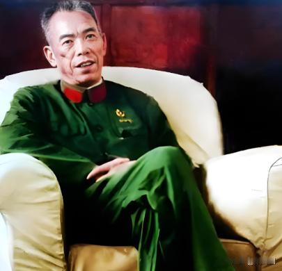 1981年，68岁的梁兴初坐在木椅上，死死盯着平反文件上“恢复大军区正职待遇”几