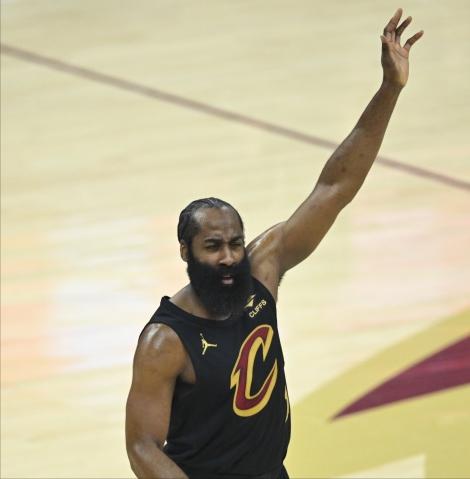 哈登这数据太离谱了：——对阵奇才，出场28分27秒——4投1中，三分4中1