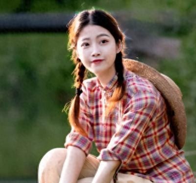 1972年，21岁知青李文忠救起一名11岁的落水女孩。然而，女孩竟认真地对他说了