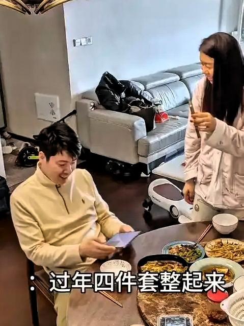 近日！江苏一位妻子在家吃晚饭时，随口和丈夫聊起公司的事，感叹今年因为带孩子请了几