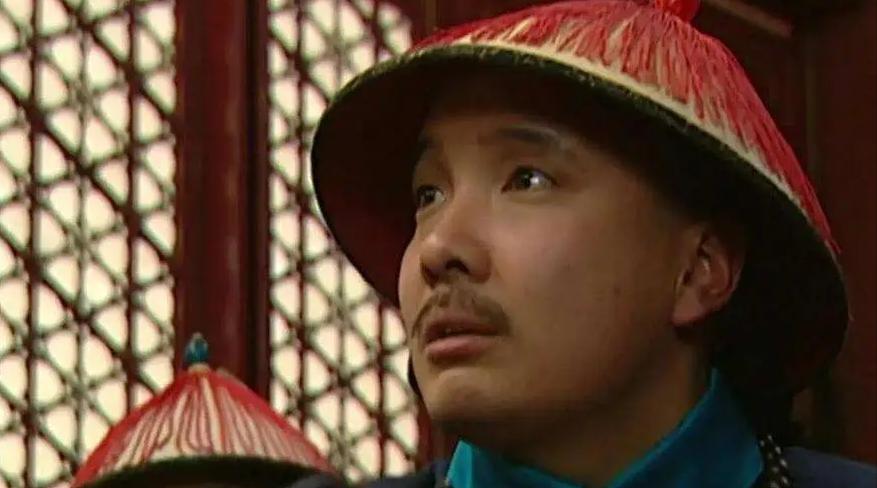 雍正十二年冬，京城一处高墙府邸内，一个被关了二十六年的男人悄然死去。他是康熙的庶