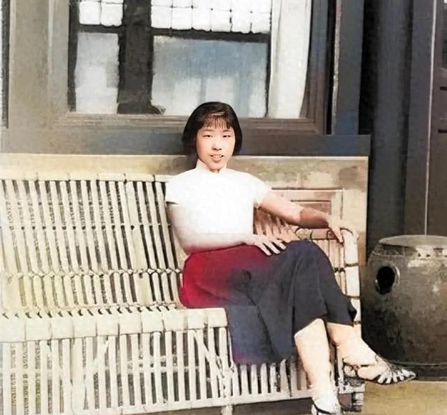王光美有多美？1940年在大学的留影，她19岁，家世显赫，气质非凡。2006年