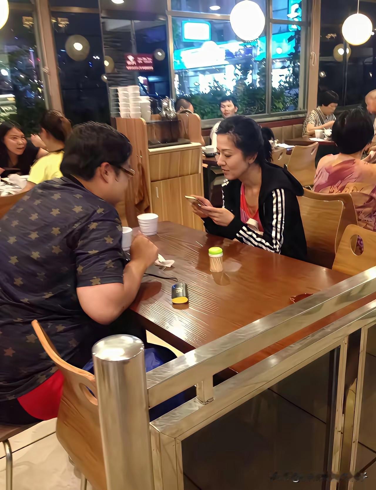 不认识她的人，估计还会以为是一个普通女生吧？