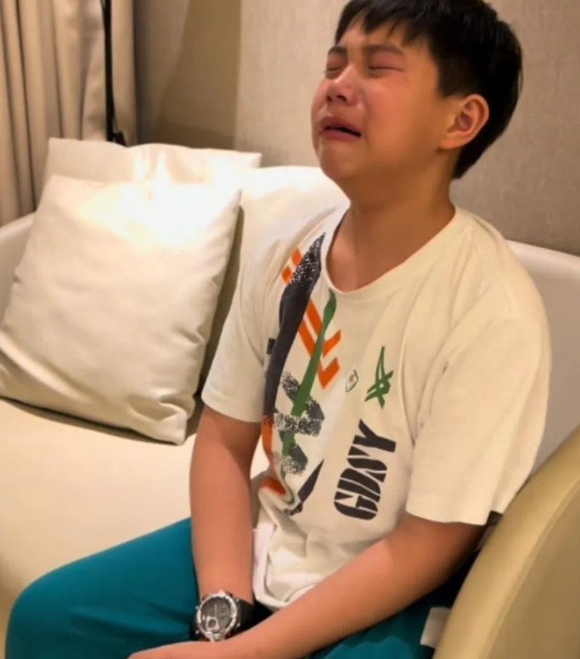 后备箱男孩的爸爸还没离婚时，就和现任在一起了。[哭哭]因为看孩子一事，二人曾