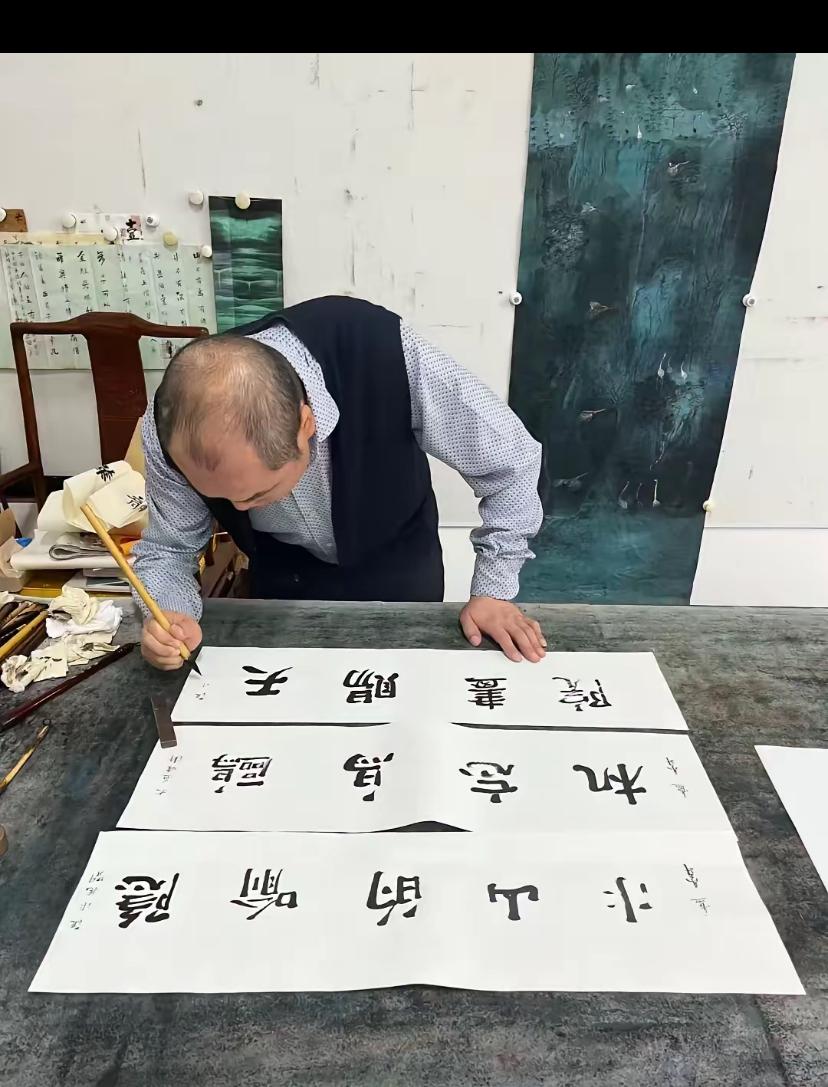 前国家画院卢禹舜院长也在直播间卖字卖画啦！我感觉如下：1、书画市场的极度冷清。2