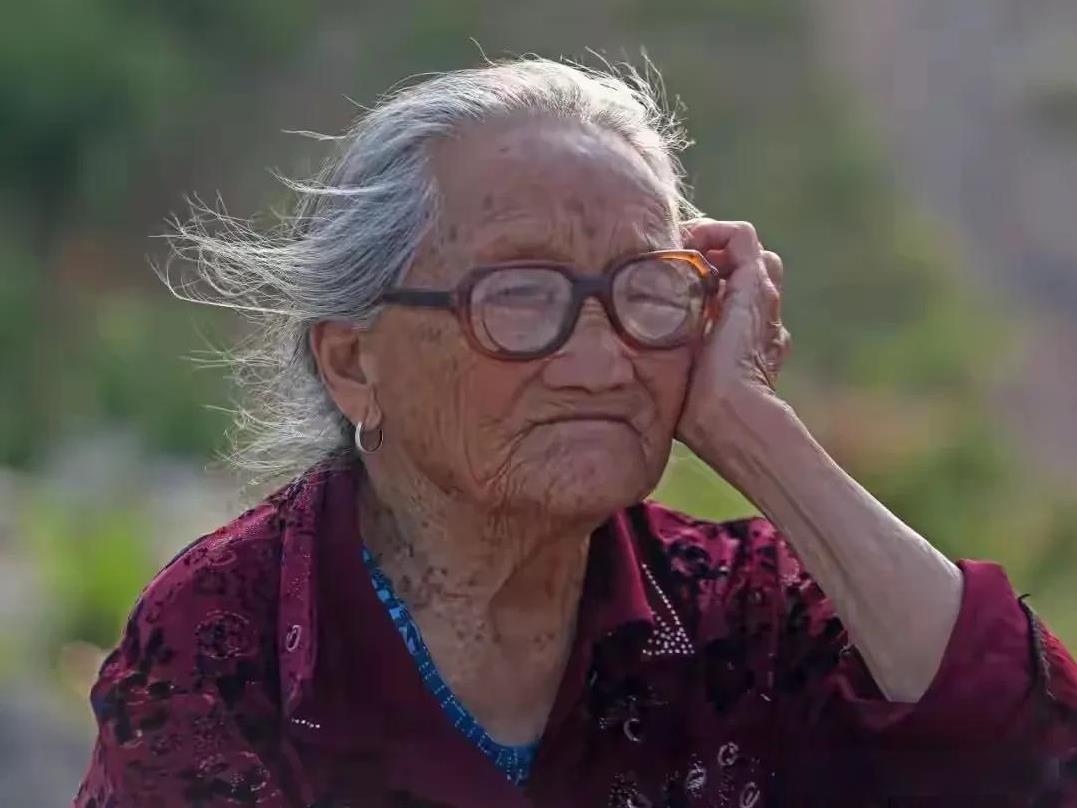 老人都是守财奴，到死都不把银行卡密码告诉子女！发小的妈前年79岁，给她在银行开