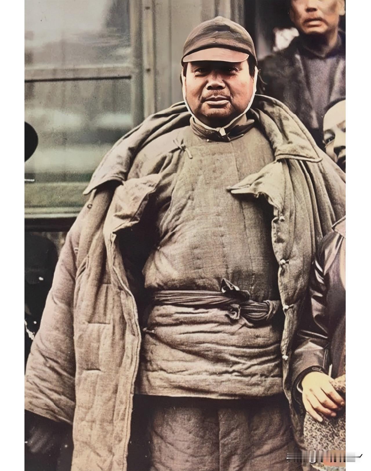 这便是冯玉祥的真实模样，大家瞧瞧！这绝非演员饰演的，而是1927年他乘坐火车抵达