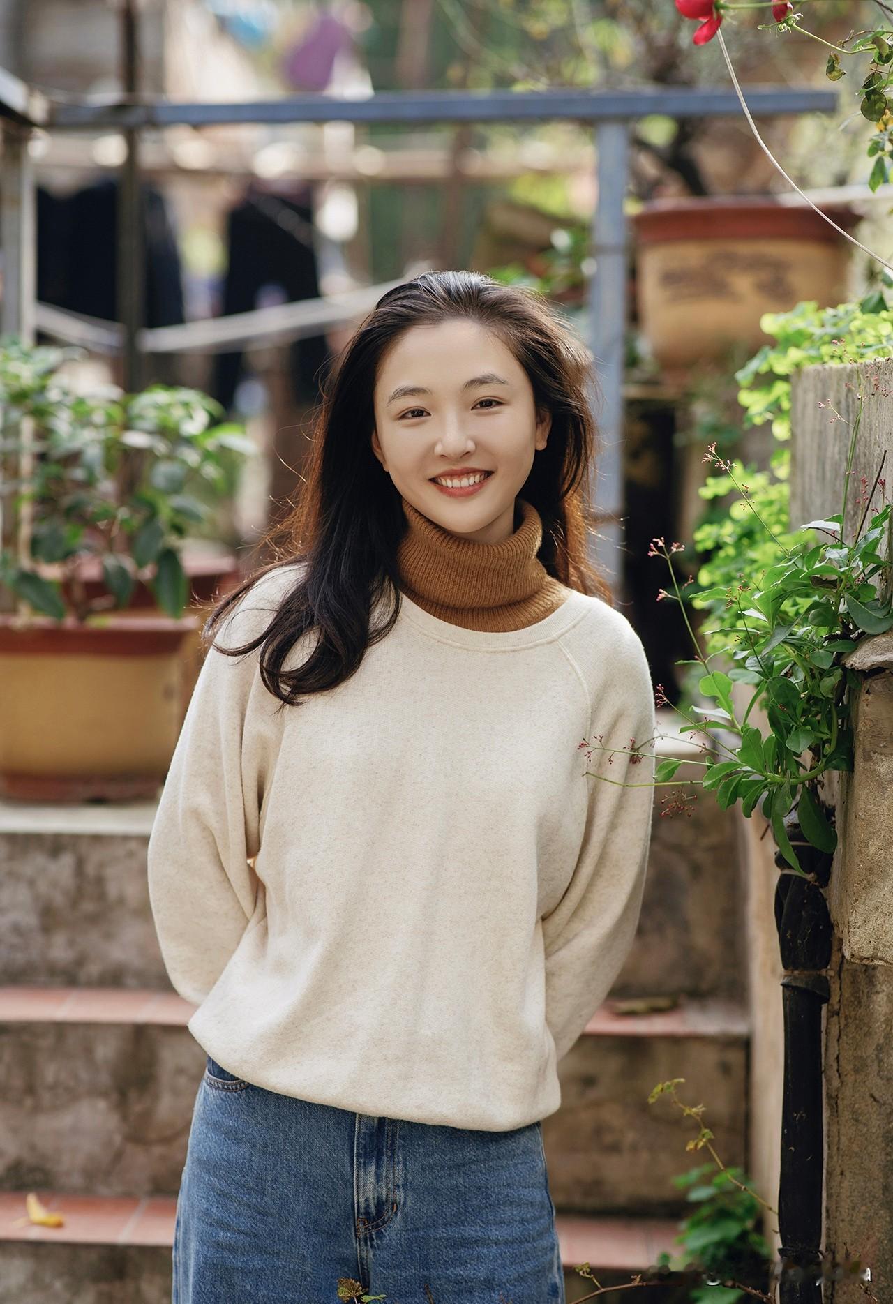 吴倩这组照片真是把“干净清爽”四个字穿活了！米白卫衣叠穿棕色高领，像杯温润的奶