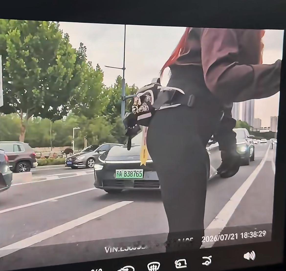 南京一车主爆料，被一女骑士强行变道，等红绿灯的时候，女骑士追上来敲车窗挑衅，司机