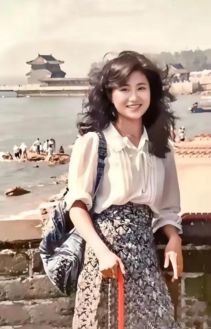 九十年代秦皇岛外一片汪洋海风漫过衣角，眉眼含笑，旧照片留住了那个年代独有的芳华
