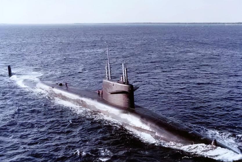 70年代，南海舰队忽然锁定住美军核潜艇，美军再三请示开火，尼克松以为是北京放出的