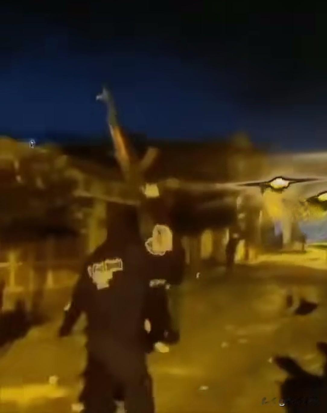 危险，伊朗抗议者已经获得军用武器根据海外媒体曝光的最新视频显示，伊朗西部的抗议