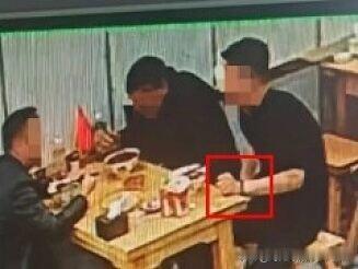 近日，甘肃庆阳庆城县一餐厅内，三名男子用餐时，其中一人疑似从衣服里取出毛发丢进碗