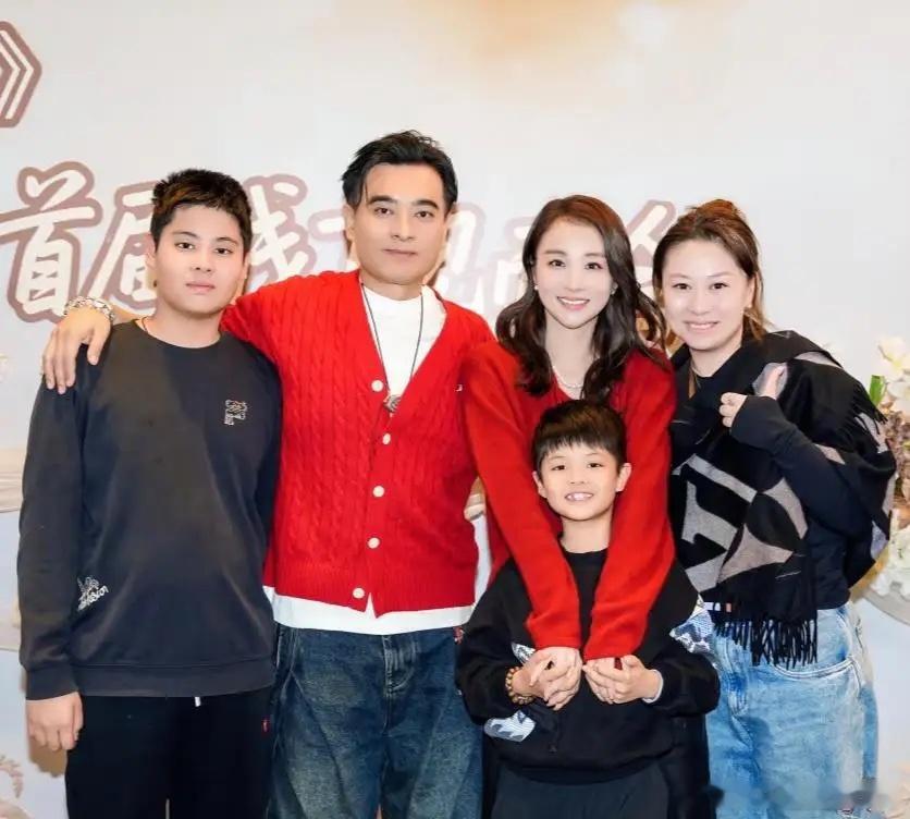 陈龙和章龄之夫妇带2个儿子出席活动，夫妻俩穿着大红色上衣，看起来好喜庆！大儿子长