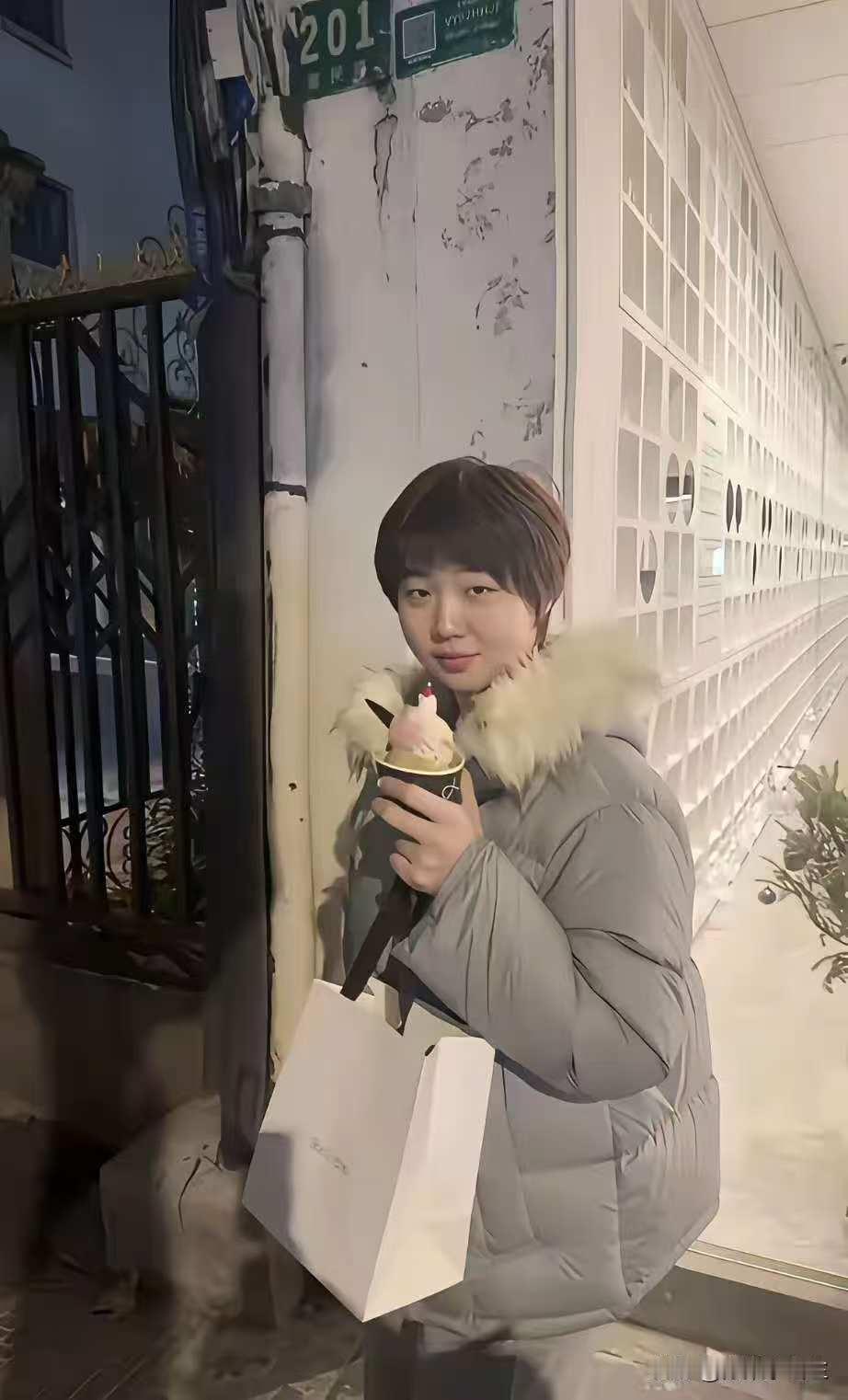 蒯曼又发动态了，大冬天的身穿羽绒服，手拿冰淇淋，吃过锅。她的心情好好