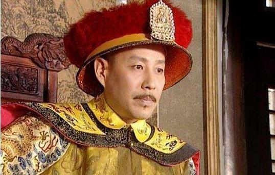1735年，58岁雍正突然驾崩。25岁乾隆听到遗诏趴地上号啕大哭，任谁都劝不住。