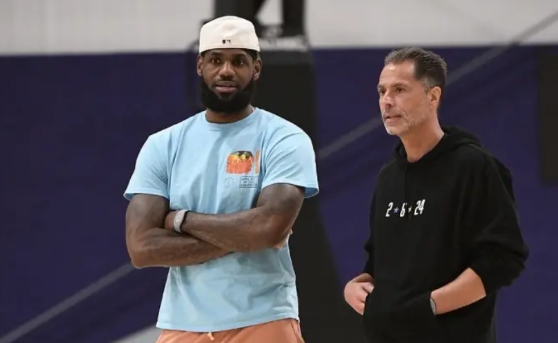 老詹想和湖人续签1+1合同，惨遭湖人管理层明确拒绝！ 日前，有NBA记者爆出内