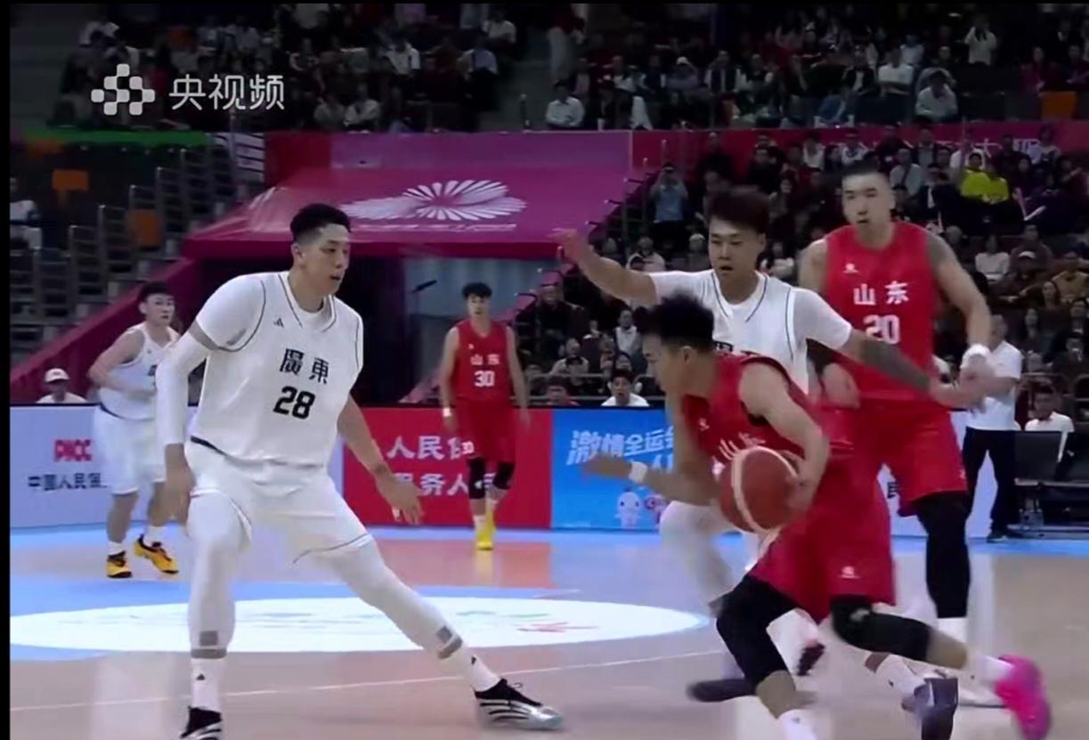 广东队当初放弃赵睿，力捧胡明轩和徐杰亏大了！别看徐杰在比赛结果定局后，疯狂刷了2