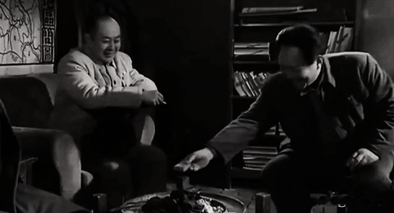西柏坡名场面！陈毅带"硬货"哄乐毛主席，背后藏着决战密码陈毅和刘伯承到西柏