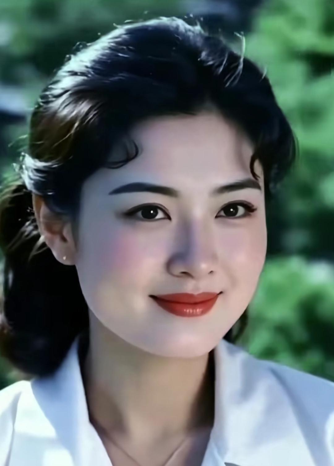 复古风情的微笑，红唇与绿意交织的迷人瞬间。美女人像群高清美女