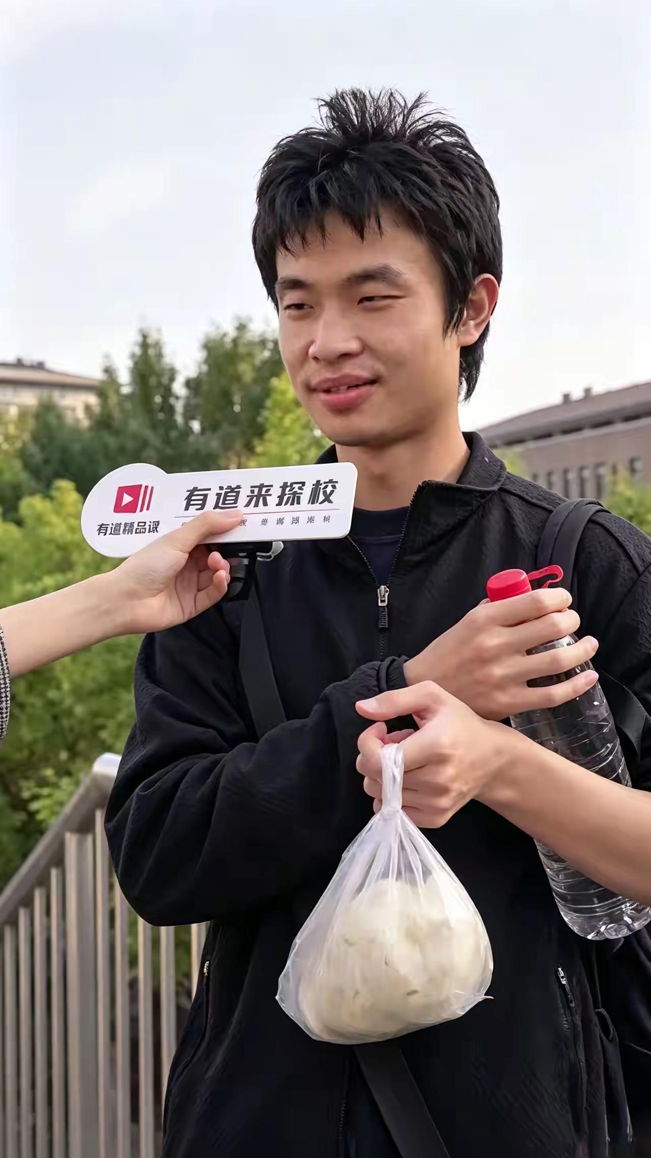 王红获得菲尔兹奖，为中国人在全世界面前，争得了极大荣誉。王虹工作稳定，是纽约大