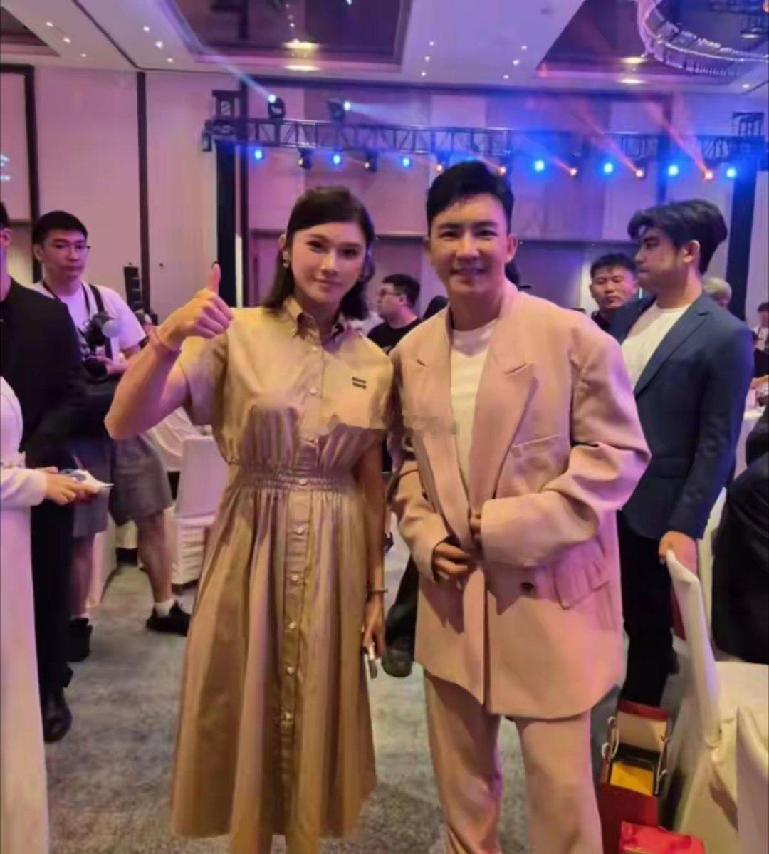 吴艳妮晒与姚明、邓超等合照,她变身啦啦队跳舞好惊艳自信好美！！​​​