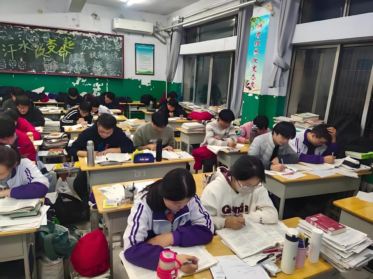 醒醒！大量刷题≠好成绩，别再逼孩子做无用功了很多家长和学生都陷入一个死循环：成