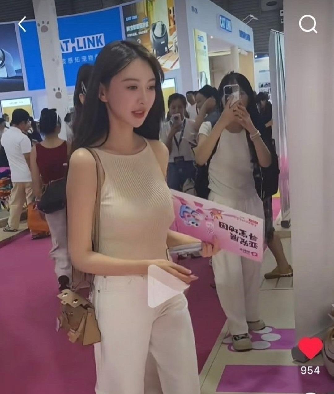 这是叶珂没修的原生图？这身身材真看不出是生过孩子的。​​​
