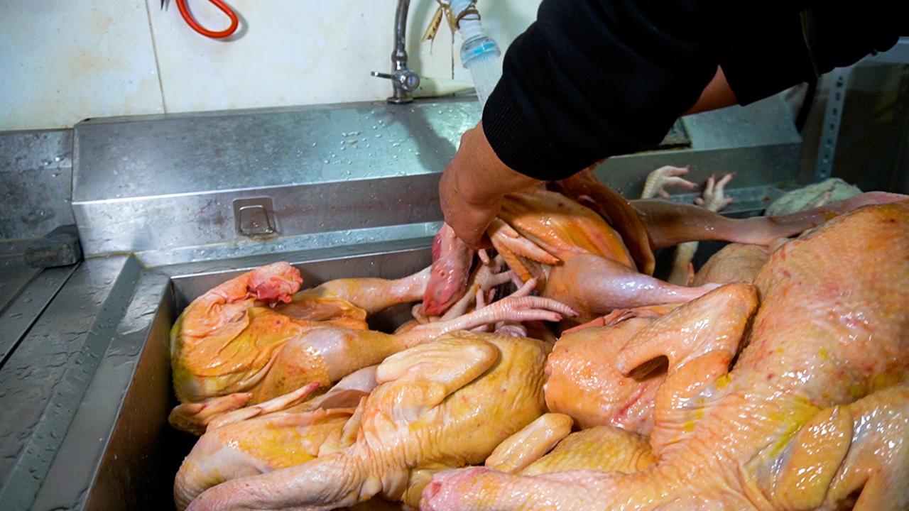 这一锅，堪称福建龙岩夜宵界当之无愧的“扛把子”。老板这位大哥，凭一腔热爱自学成才