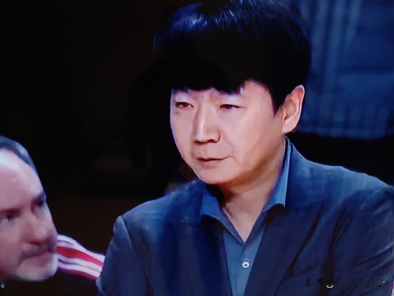 球迷们，我山东男篮不反不行了。我山东男篮外援克里斯进球后大吼一声，就被今晚以短柱