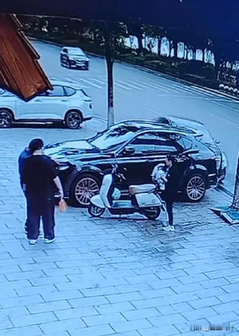 被撞飞的女的应该是怀孕了，先摸肚子以为手里抱着孩子甩飞了，吓死我了这是个孕妇吗