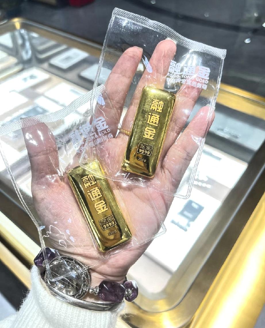 昨天和前天买黄金的人，现在睡着都要被笑醒了！金价大幅跳水，市场两种人心境天