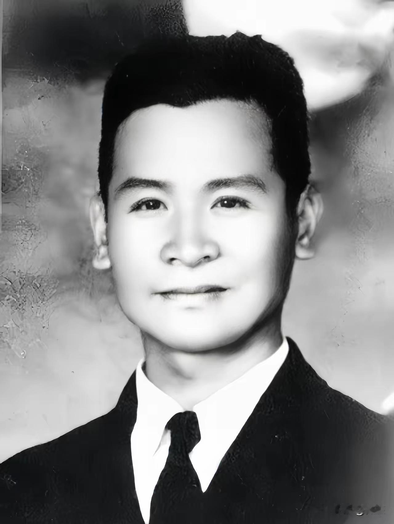 1951年，上海审讯室。一个国民党特务熬不住审问，最后交代道：“我说…我说个秘密