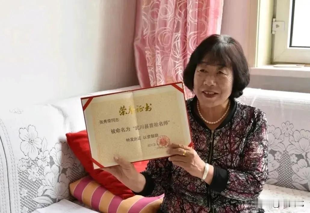 1987年，内蒙1男生考上大学，向女老师报喜，女老师高兴的从兜里掏出20块钱，塞