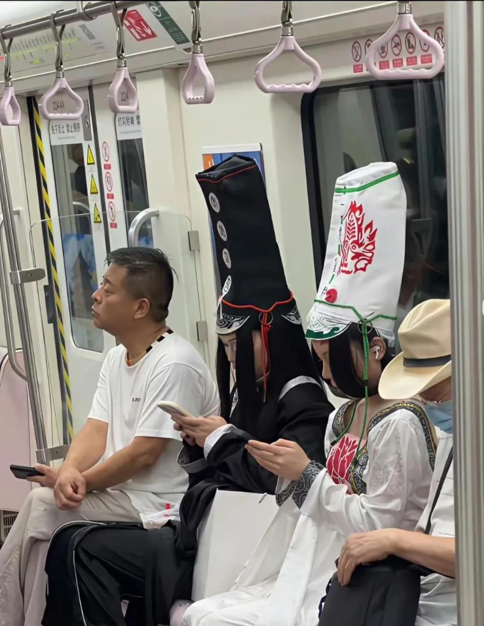 这俩是出来吓人的吧！这时支持放狗，出了地铁让狗撵出她粪来！这是扮演什么角色？