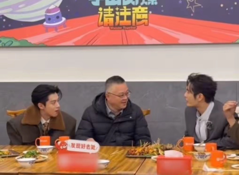 77年黄晓明喊72年王鹤棣爸爸叔近日黄晓明在某场合的一段互动堪称