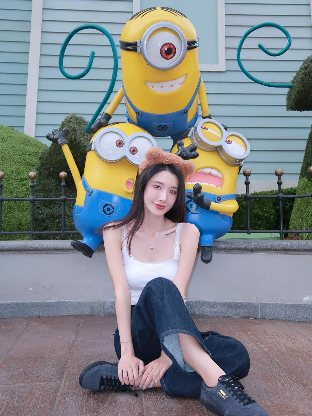 甜美系成熟御姐一枚，指背的青筋像玉上的暗纹，在通透的肌肤下轻轻蜿蜒，不抬手时几乎