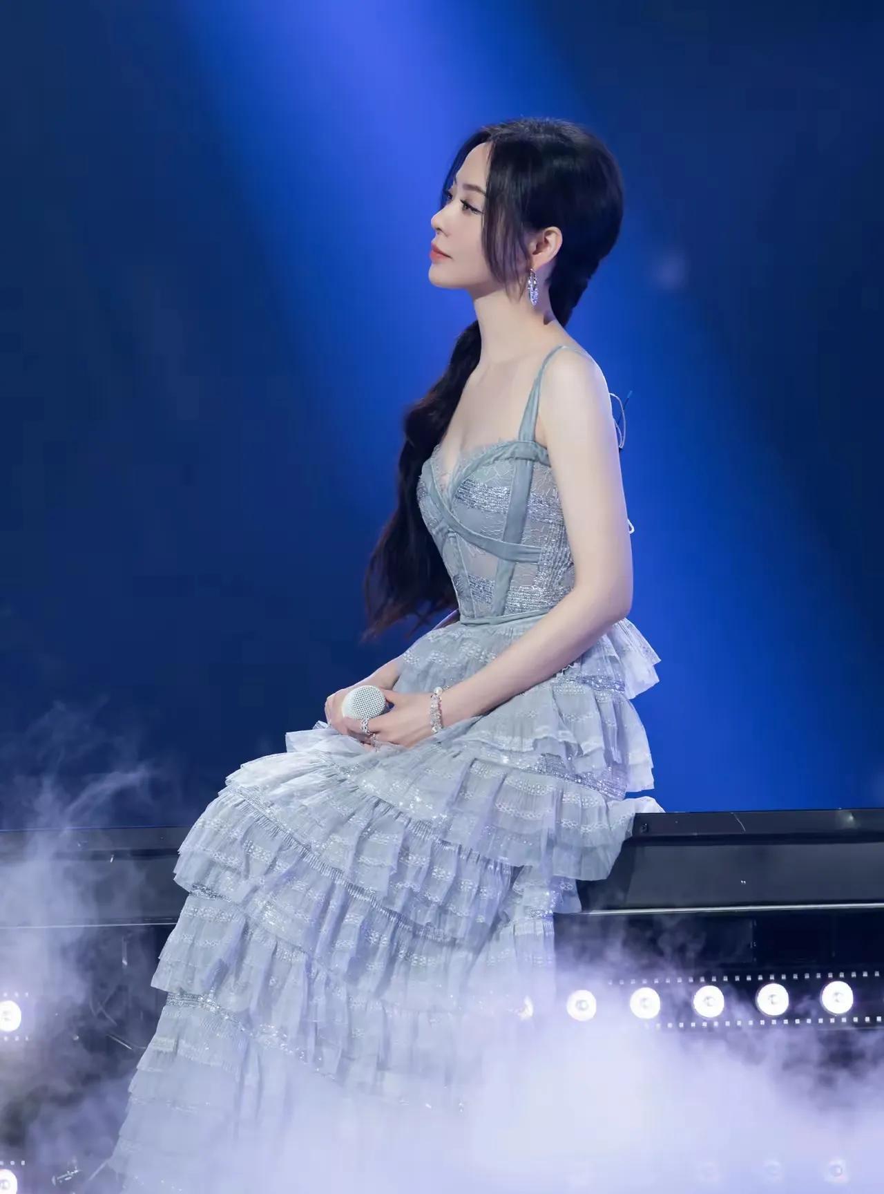 张靓颖好美啊！蓝色的纱裙，大秀好身材，优雅大方，美丽动人！妥妥的女神一枚！张靓