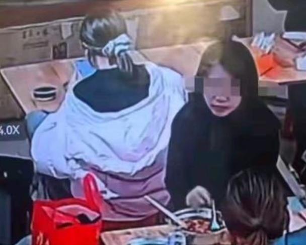 很难想象一个成年人，能干出这种幼稚的事。保定一家螺蛳粉店，两名女子因为一个座