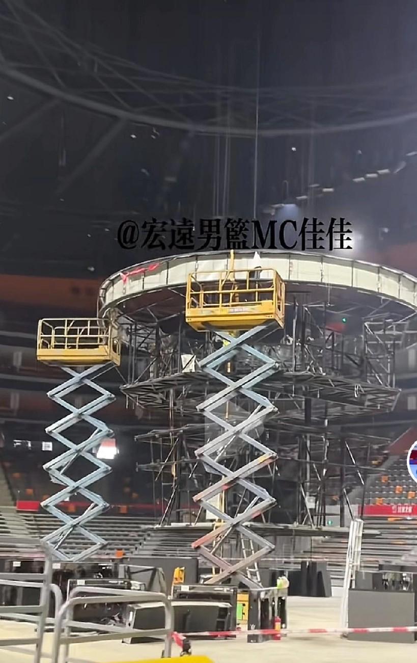陈海涛加大投入！据广东男篮MC透露：广东男篮主场目前正在更换电子大屏幕，球队希