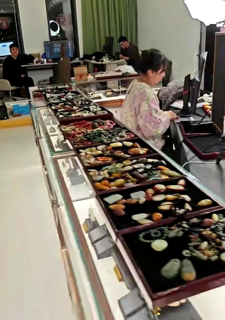 刷到柴怼怼公司内幕差点惊掉下巴！有员工爆料他那个珠宝店就是个直播样板间，平时根