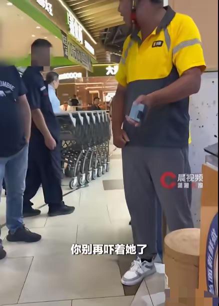 “太嚣张了！”湖南长沙，男子开车带4岁女孩来到商场地库停车，下车后遇到一辆车突然