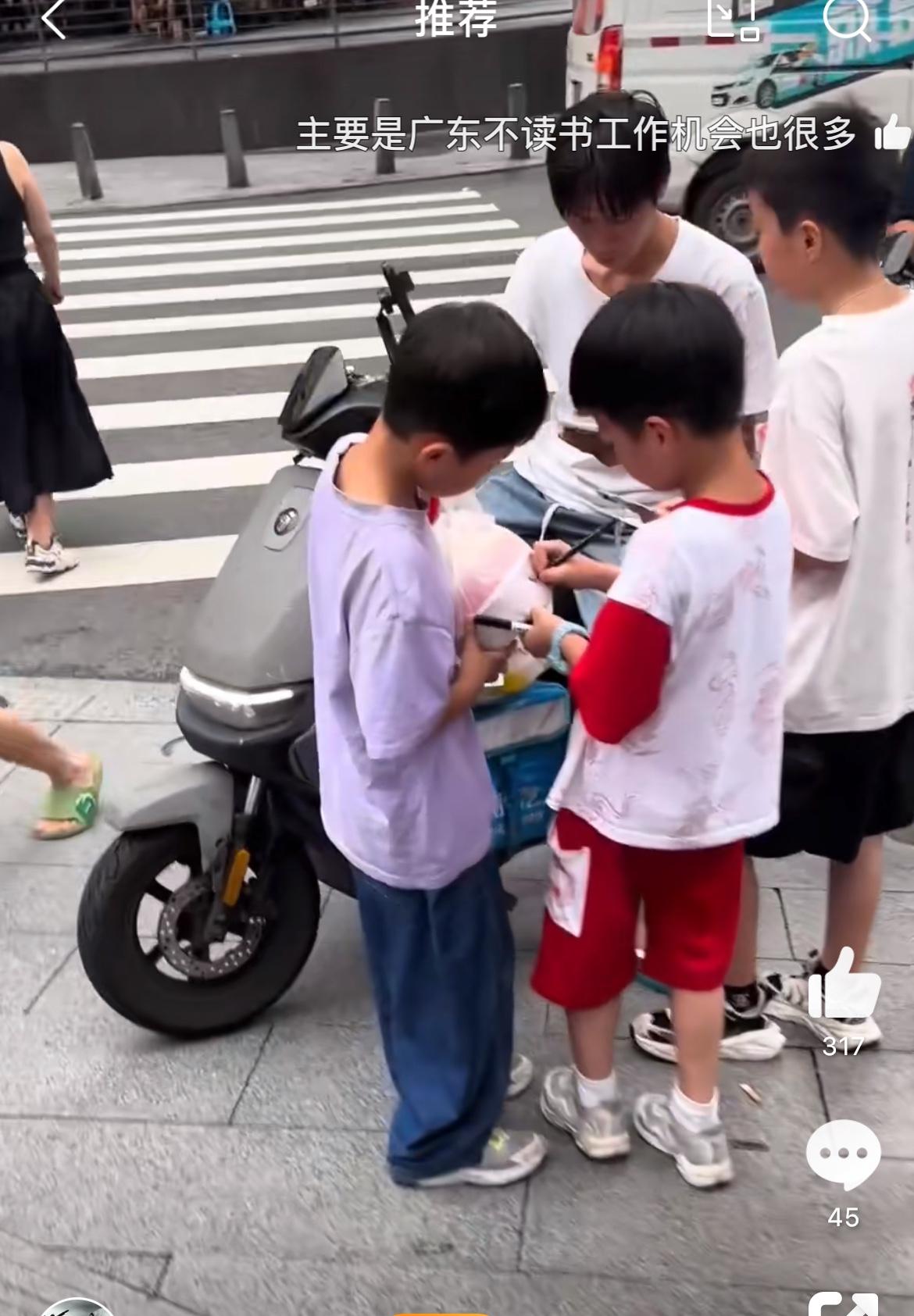 看看深圳华强北的潮汕人暑假怎么培养小孩，在华强北各个卖场门口当外卖二传手。别人家