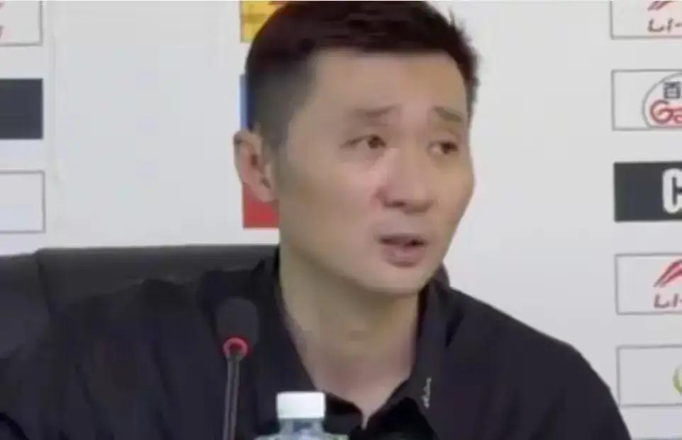 34分惨案！新疆被倒数第二打懵全场0领先，第三节就崩。新疆队刚喊完争冠，转