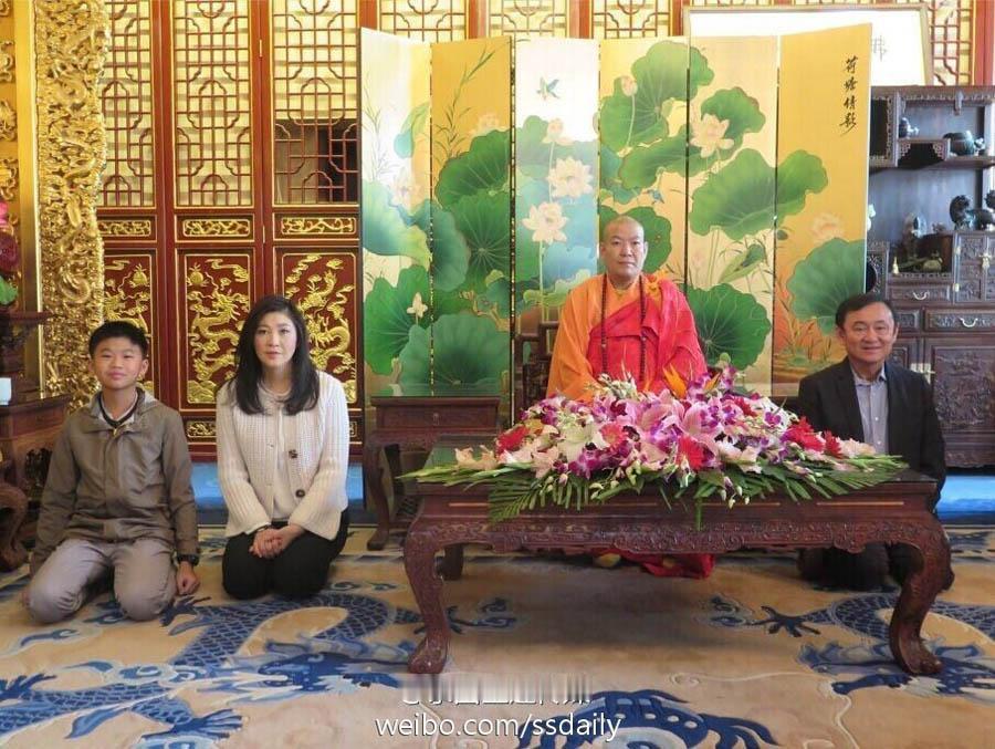 英拉他信与和尚合影，他们每个人脸上都是岁月静好的样子，此刻他们的内心应该都是宁静