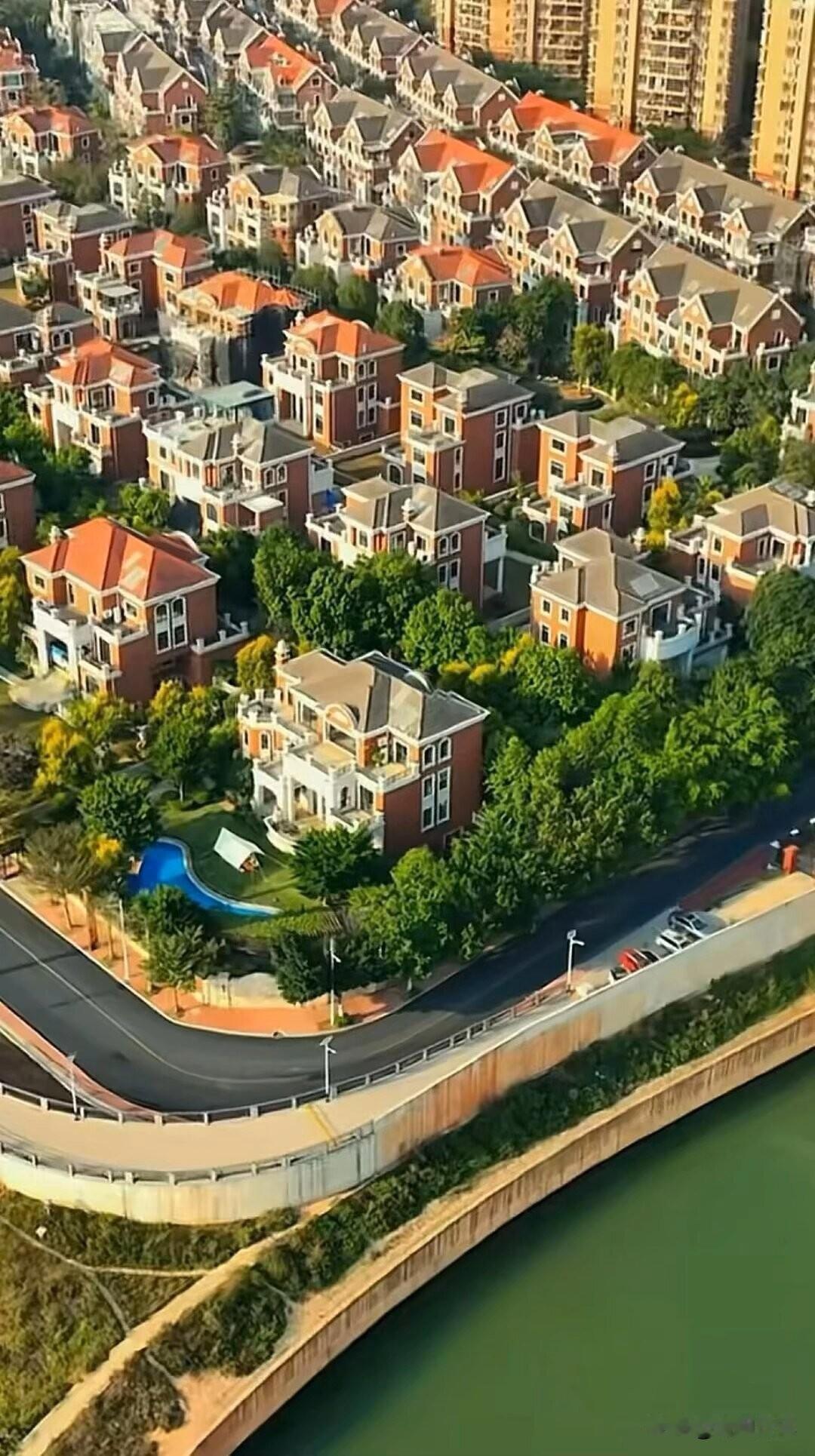 买房就像开盲盒，小区名字早就把底牌亮给你了，只是你没看懂。1、叫“馆”的，别