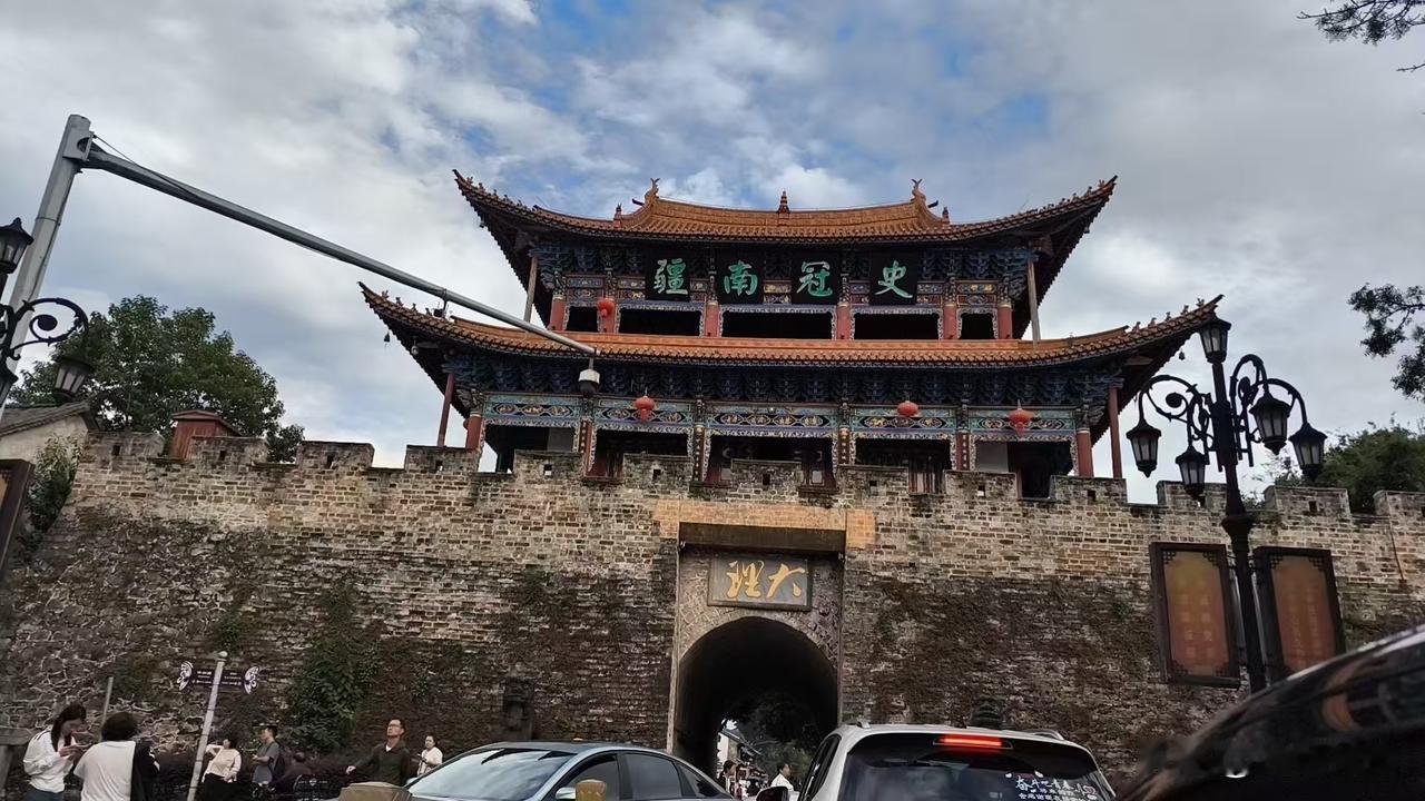 昆明大理丽江旅游，说999真不够。就拿住宿来说，就算选经济实惠的民宿，一晚上也得
