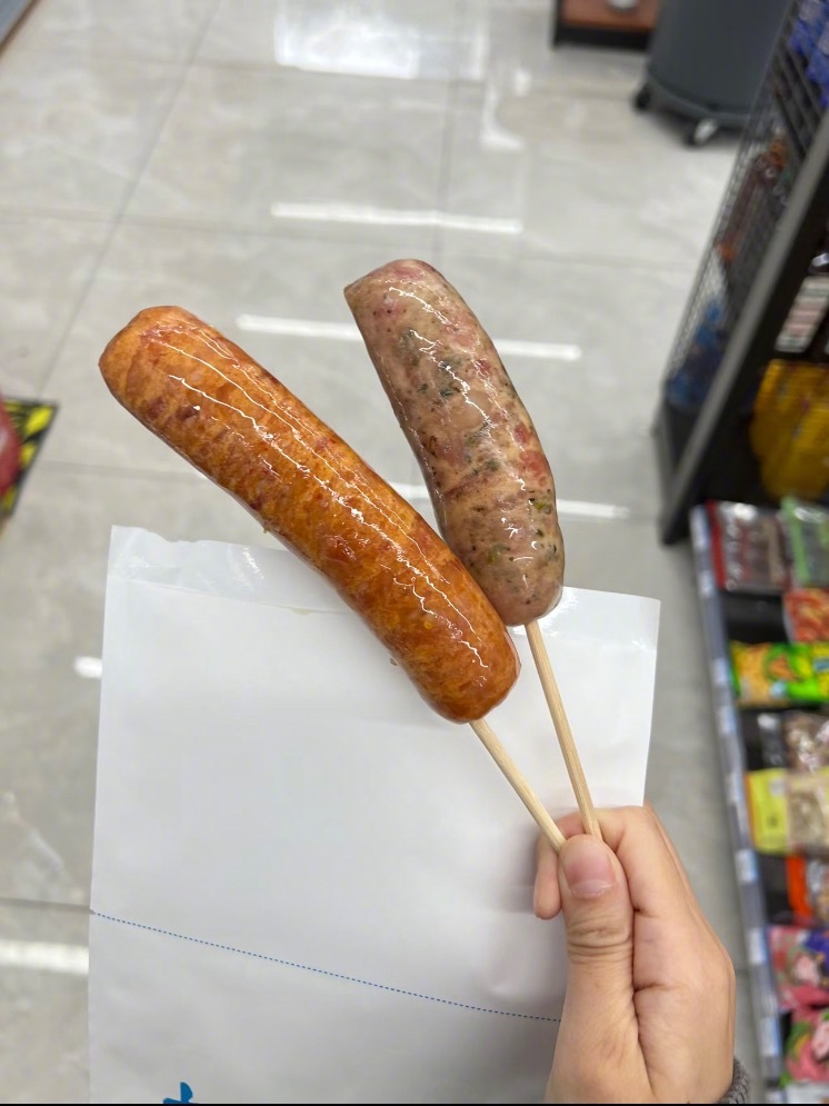 便利店员是不是边烤肠边背梗被便利店的提示语幽默到了便利店的入职要求是不是要懂幽默