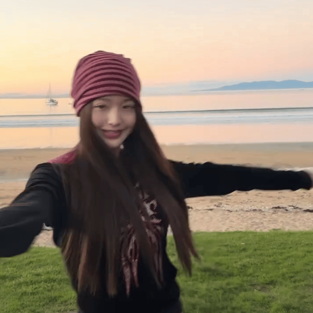 一大早就和妈妈一起出发探海来到小岛度过很珍贵的悠闲又幸福的一天会因为看到夕阳